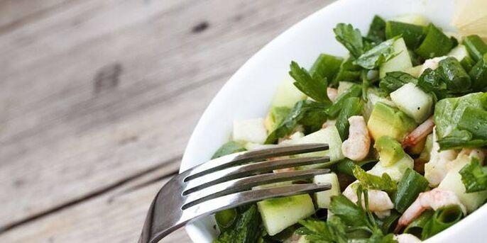 L'insalata di verdure dovrebbe essere spesso presente nella dieta per la perdita di peso