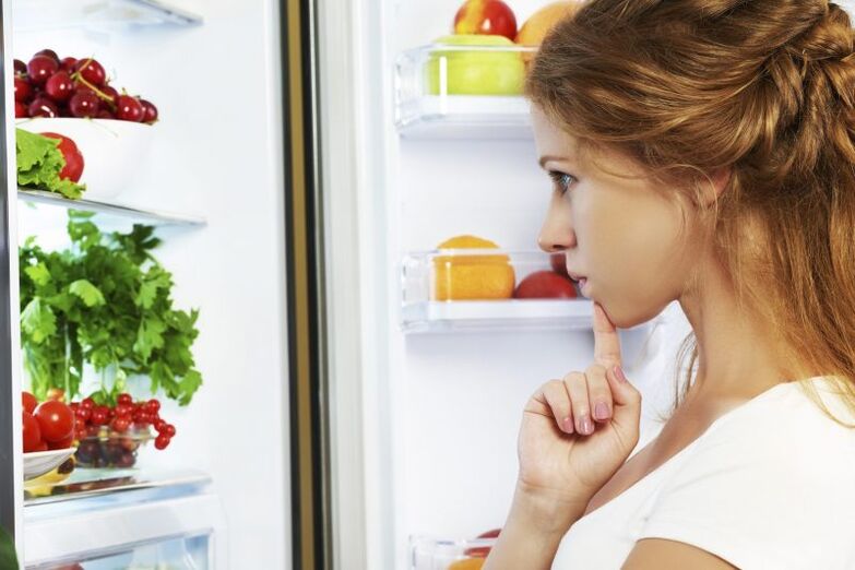 la ragazza sceglie il cibo con la gastrite