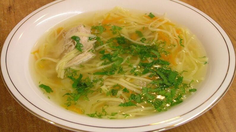 zuppa di pollo con tagliatelle per la gastrite