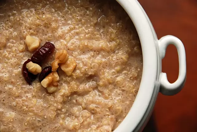 Quando si segue il giorno dei cereali della dieta dei 6 petali, è consentito aggiungere qualche noce al porridge